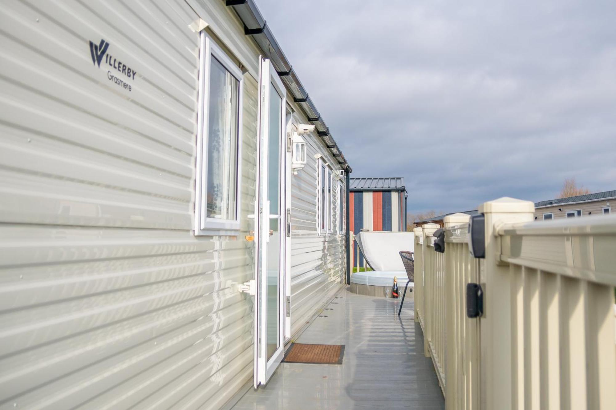 64 Lancaster The Lazy Willow 3 Bedroom Hot Tub Caravan Tattershall Lakes 외부 사진