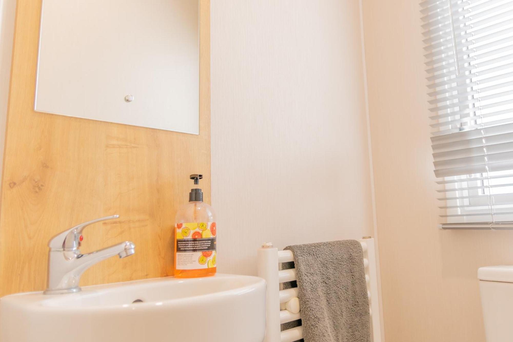 64 Lancaster The Lazy Willow 3 Bedroom Hot Tub Caravan Tattershall Lakes 외부 사진