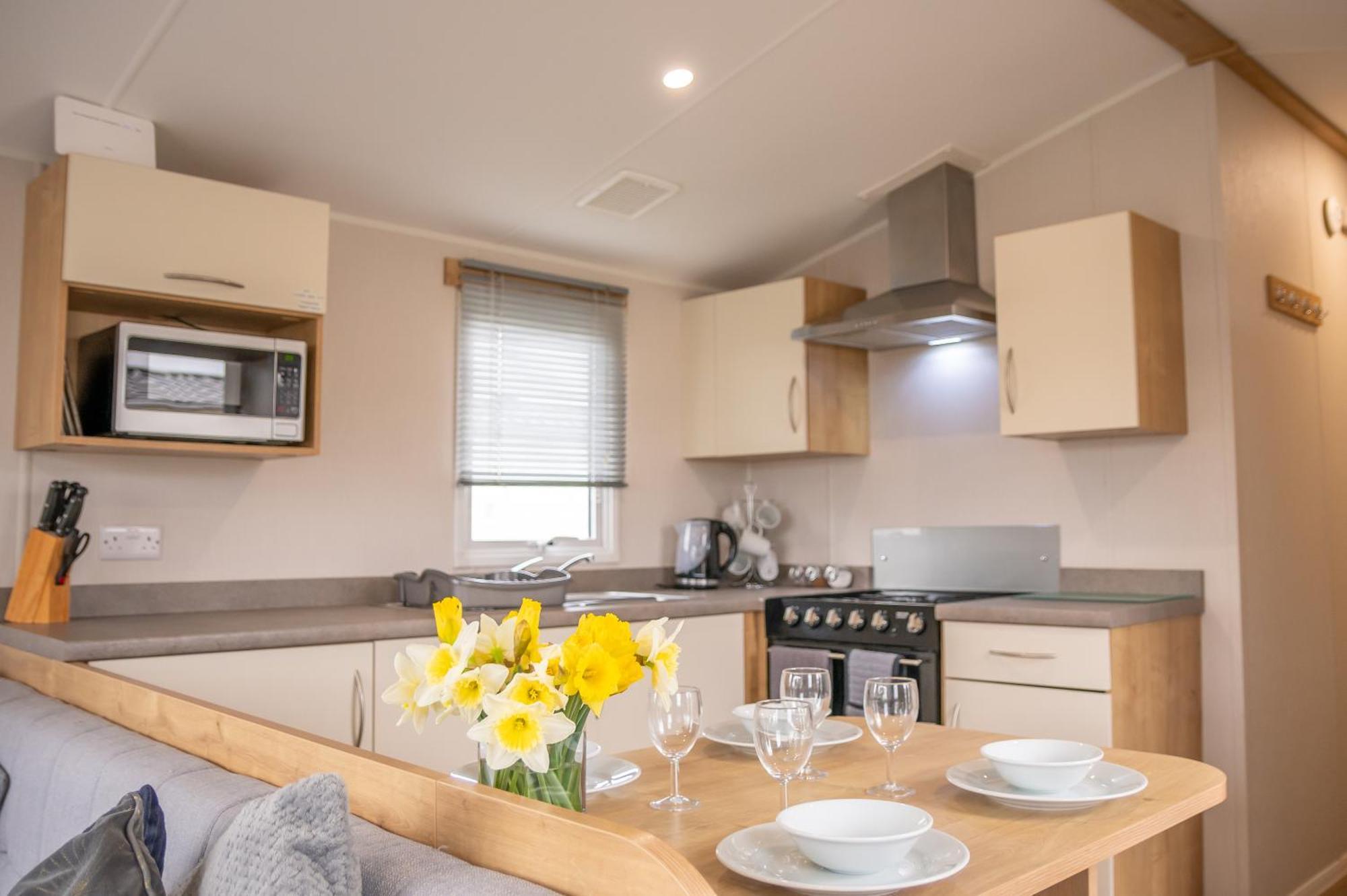 64 Lancaster The Lazy Willow 3 Bedroom Hot Tub Caravan Tattershall Lakes 외부 사진
