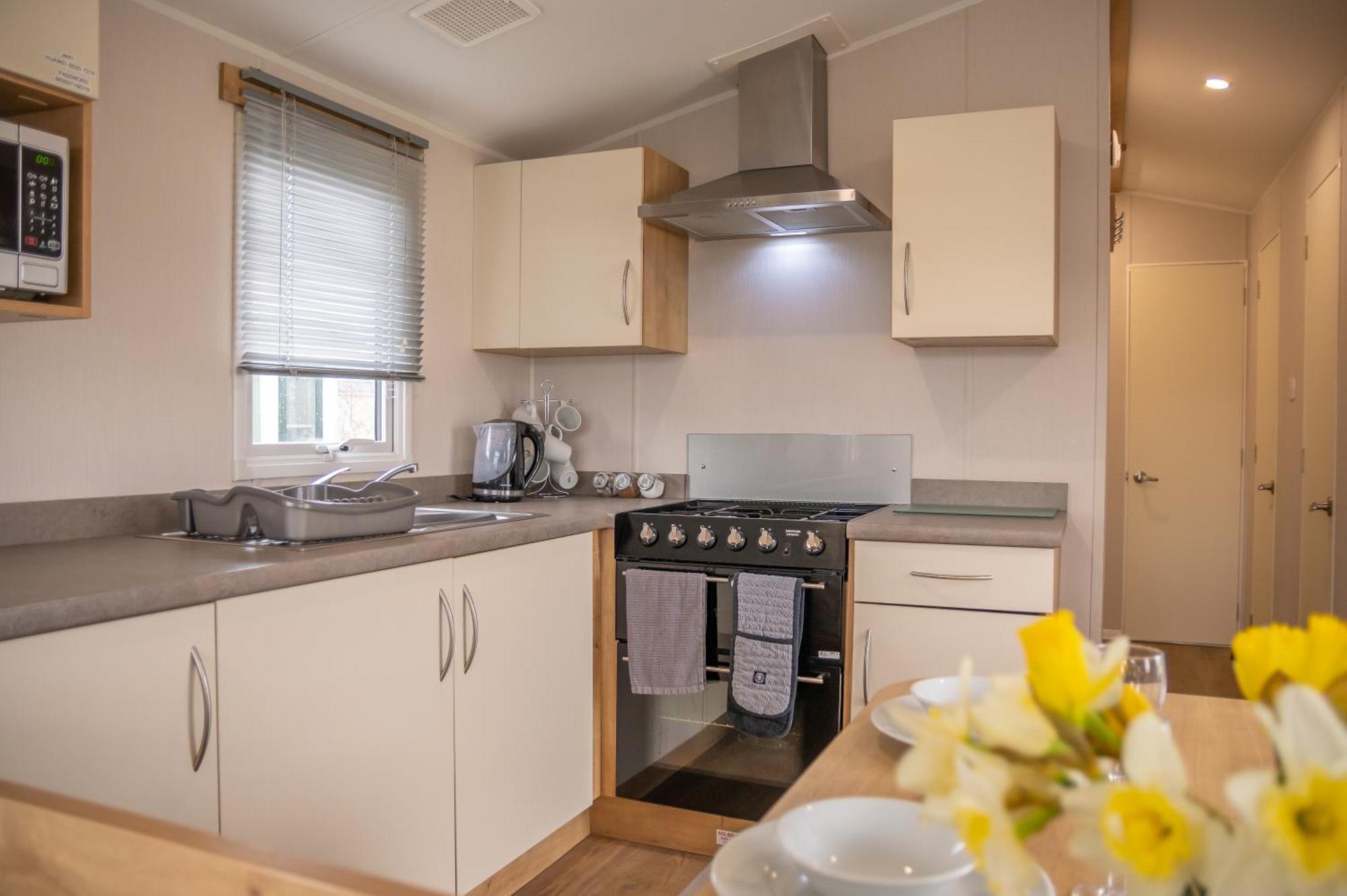 64 Lancaster The Lazy Willow 3 Bedroom Hot Tub Caravan Tattershall Lakes 외부 사진