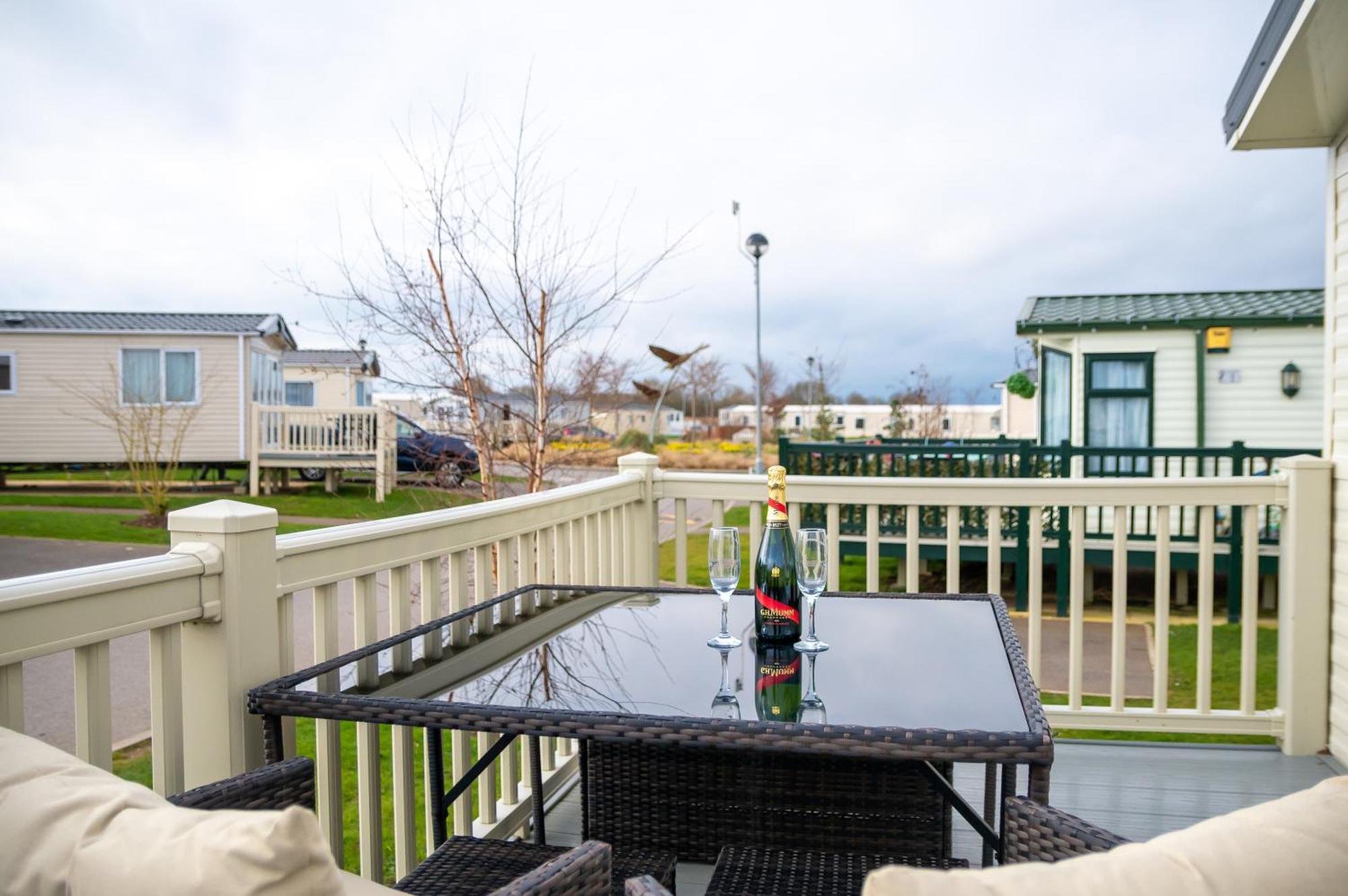 64 Lancaster The Lazy Willow 3 Bedroom Hot Tub Caravan Tattershall Lakes 외부 사진