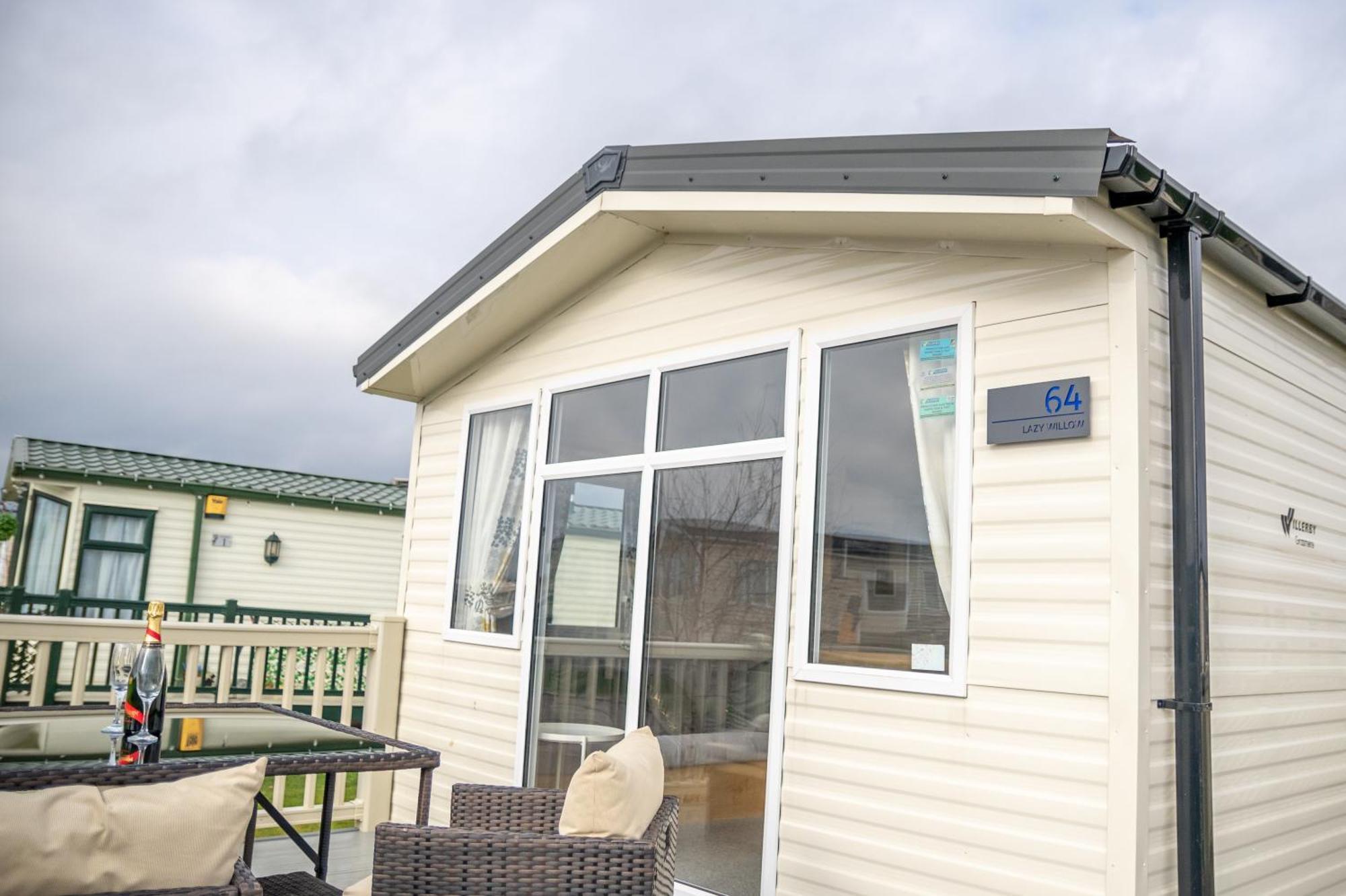 64 Lancaster The Lazy Willow 3 Bedroom Hot Tub Caravan Tattershall Lakes 외부 사진