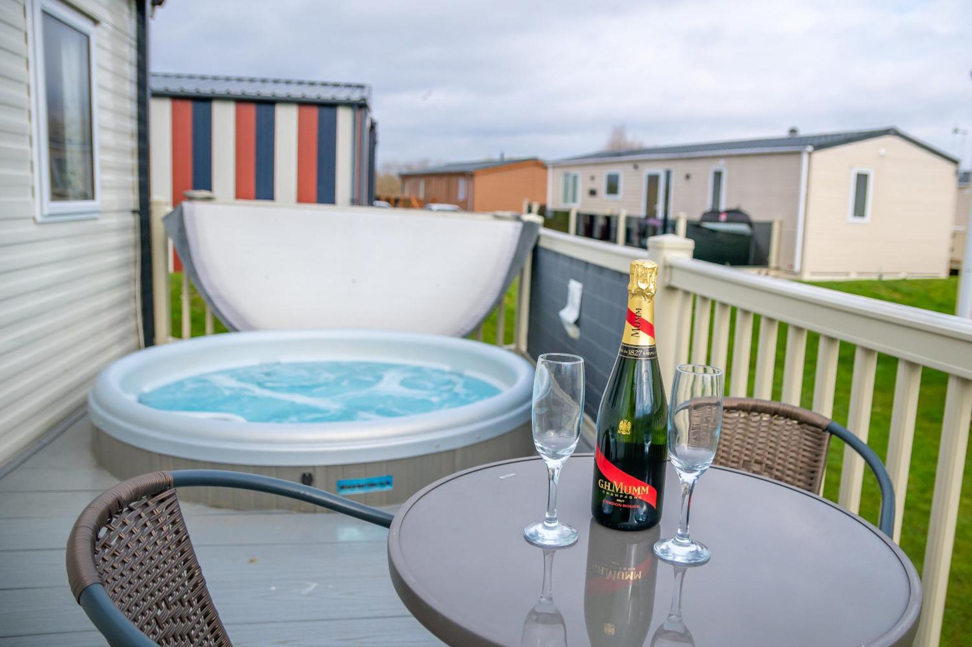 64 Lancaster The Lazy Willow 3 Bedroom Hot Tub Caravan Tattershall Lakes 외부 사진